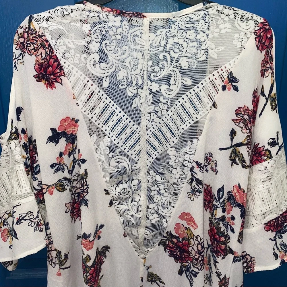 Small High-Low Floral Cardigan with a Lace Back and Shoulder Cut-Outs - Picture 3 of 6